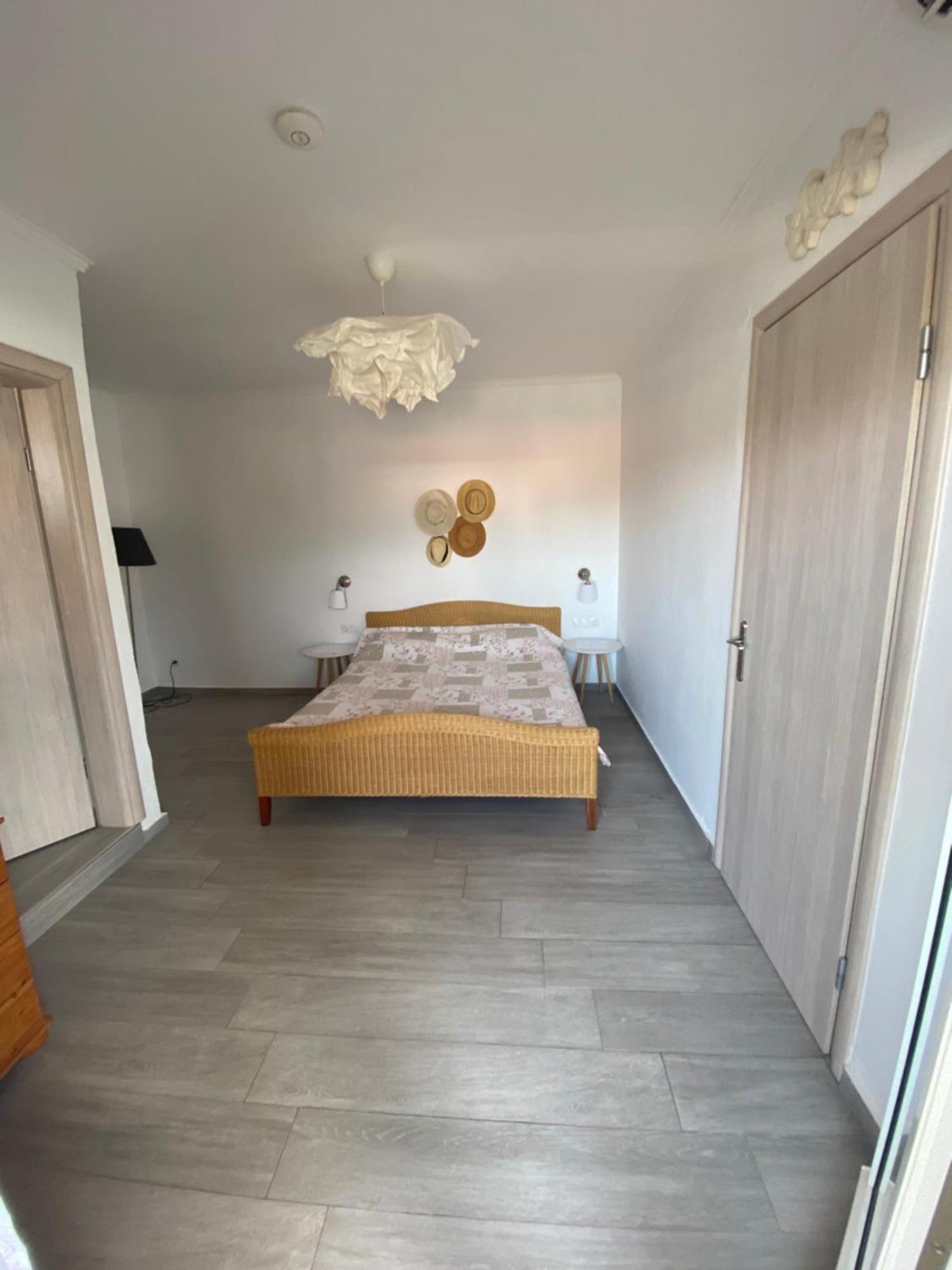 T H E Berlin Studios And Suites Vrasná Kültér fotó