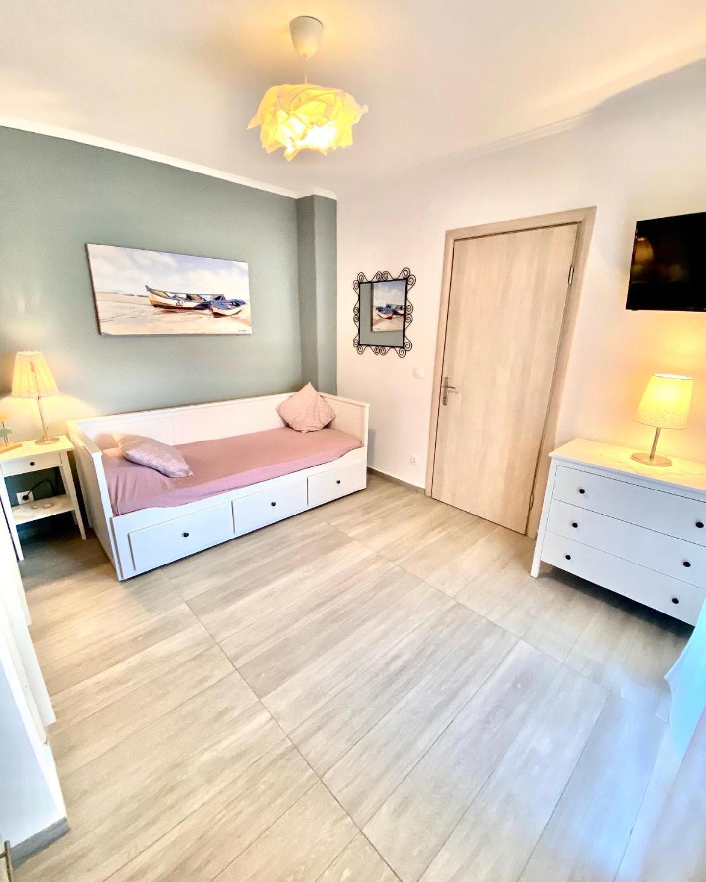 T H E Berlin Studios And Suites Vrasná Kültér fotó