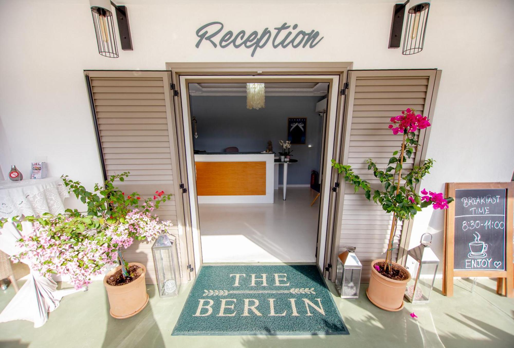 T H E Berlin Studios And Suites Vrasná Kültér fotó