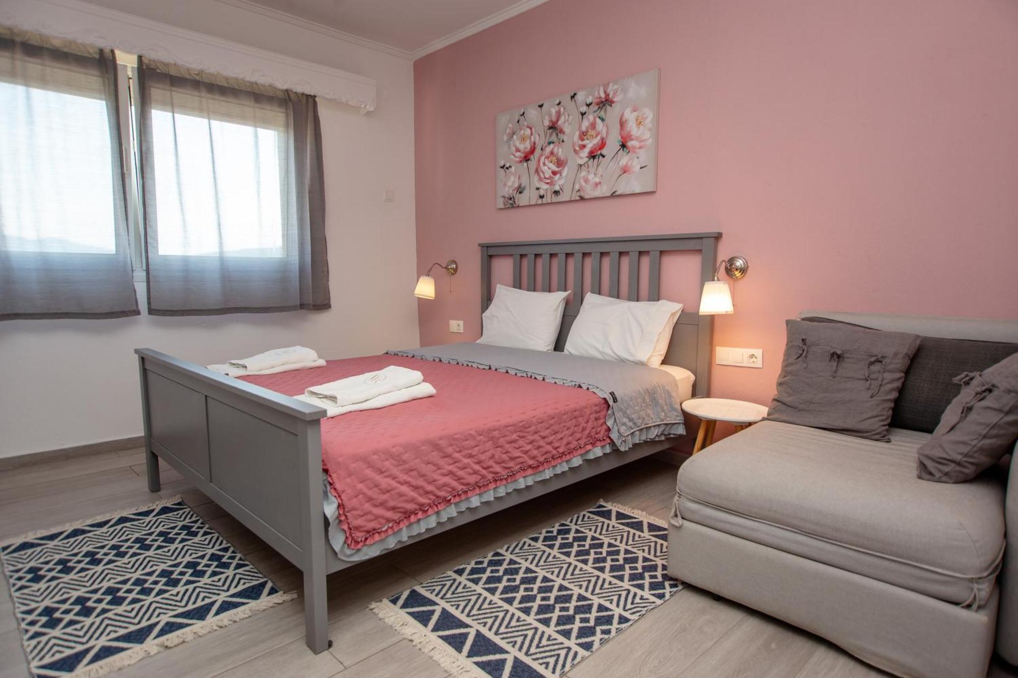 T H E Berlin Studios And Suites Vrasná Kültér fotó