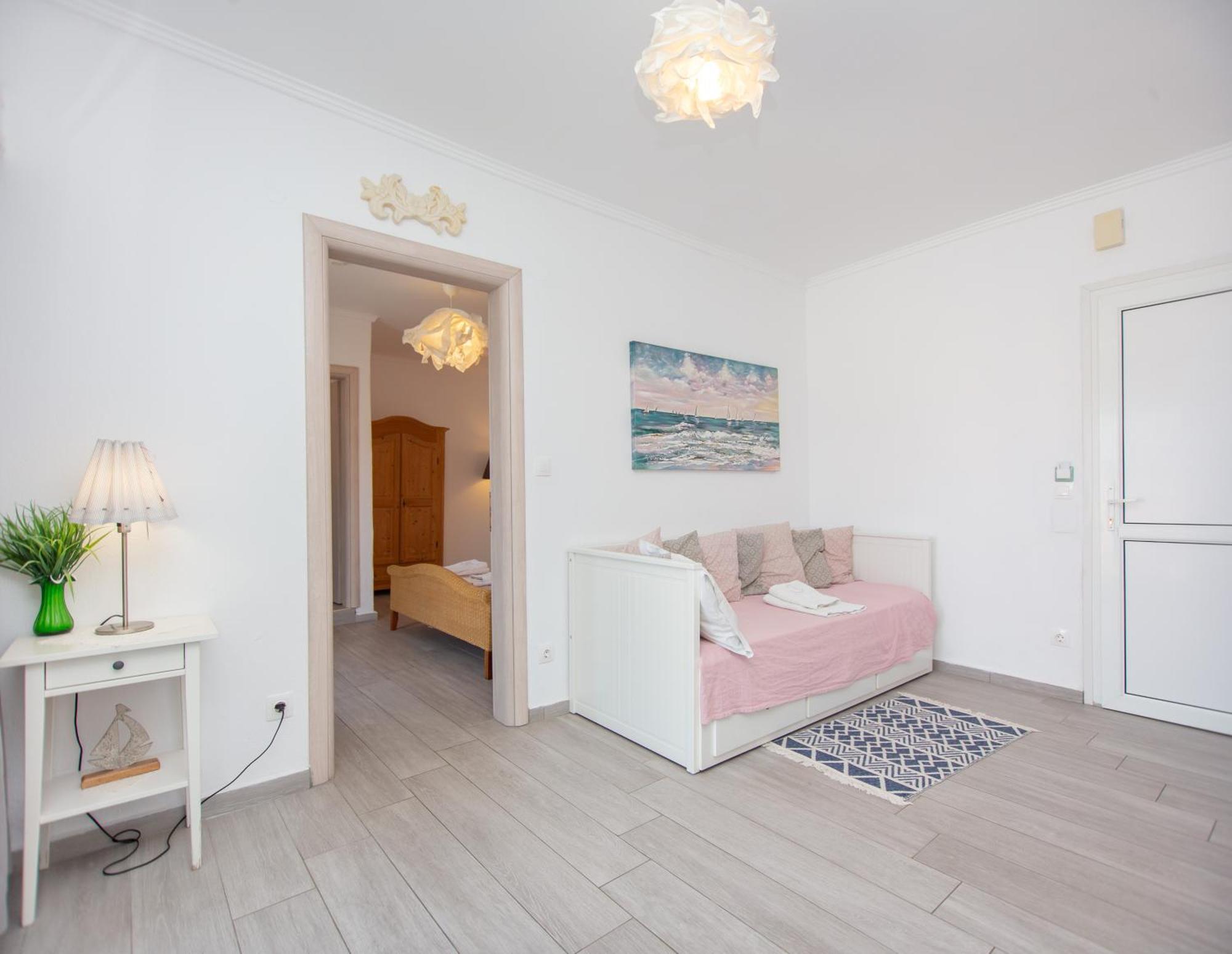 T H E Berlin Studios And Suites Vrasná Kültér fotó