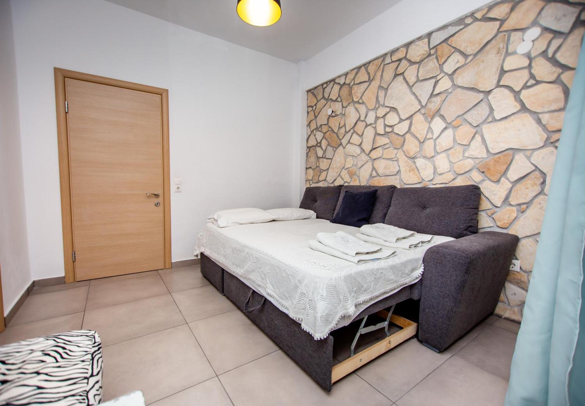 T H E Berlin Studios And Suites Vrasná Kültér fotó